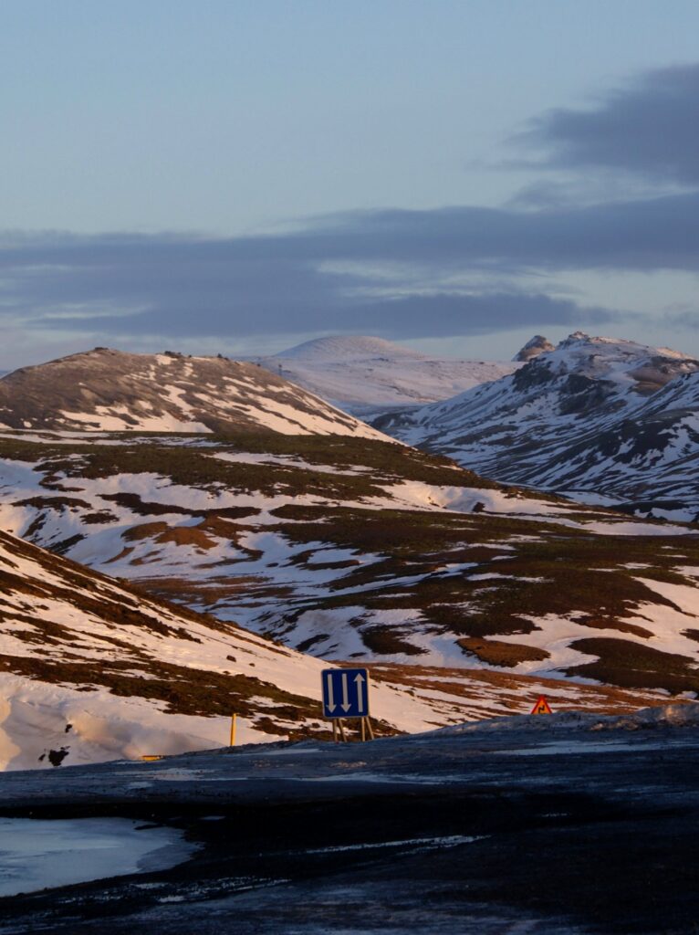 Iceland's Weekend Weather: East-West Divide Explained
