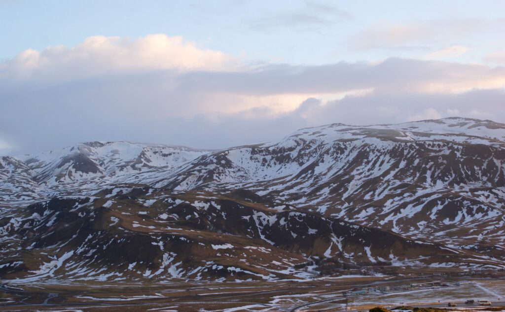 Iceland's Weekend Weather: East-West Divide Explained