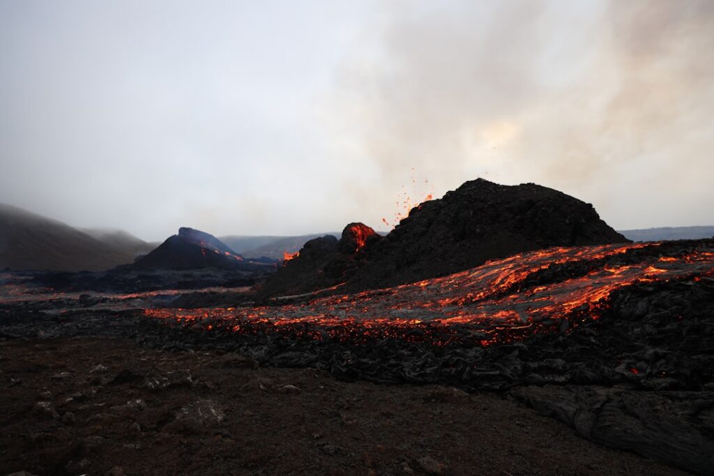 segmented dyke intrusion — Dyke intrusions — where magma forces its way into existing rock fractures…